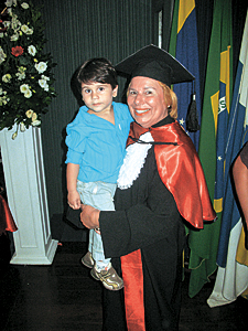Médica Vanda Terezinha no dia de colação de grau em Direito, na UCAM, recebendo o carinho do neto José Vinícius - Foto Social